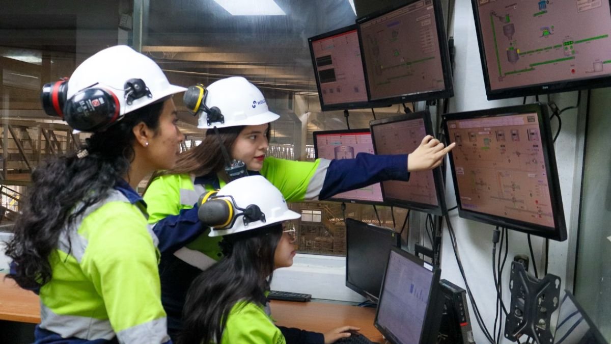 La primera escuela de mecánica industrial para mujeres en Ecuador combina teoría y práctica bajo el modelo dual alemán.