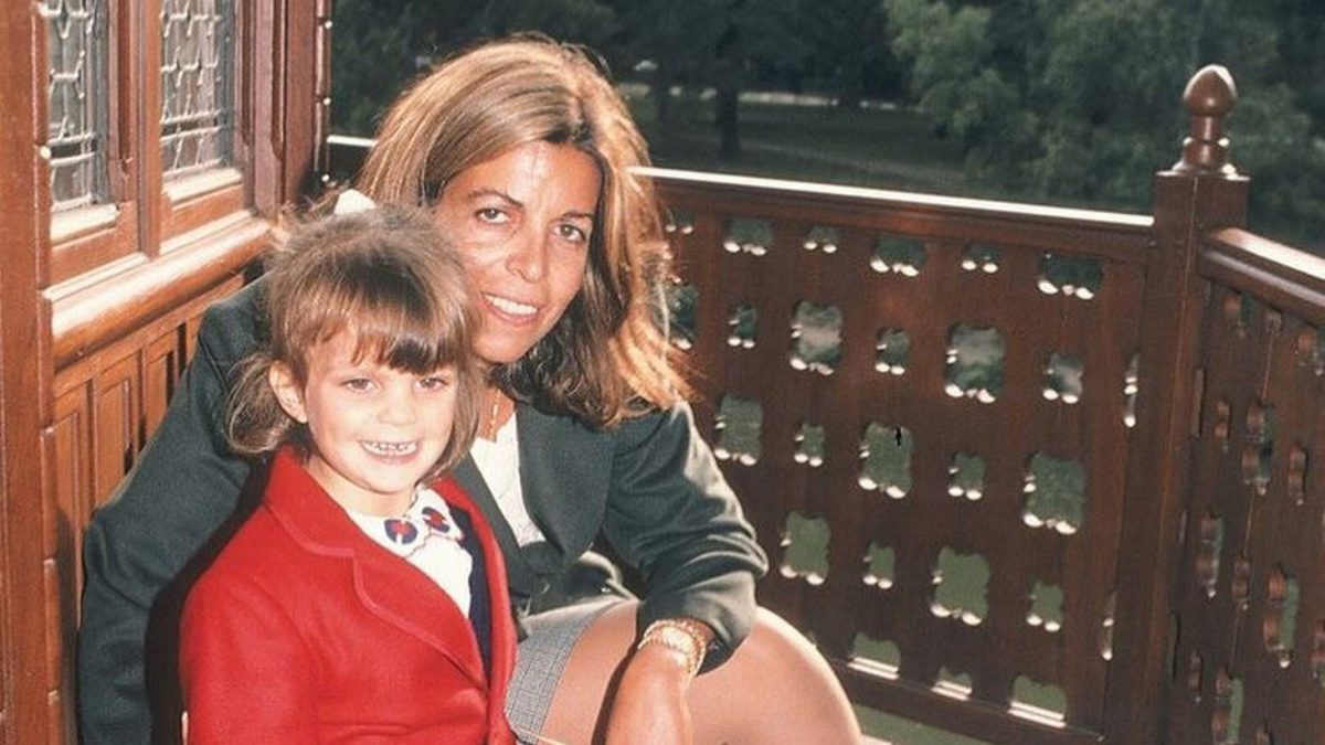Cristina Onassis, hija menor del magnate multimillonario griego Aristóteles Onassis, falleció el 19 de noviembre de 1988, a los 38 años. En la foto junto a su única hija, Athina Roussel.
