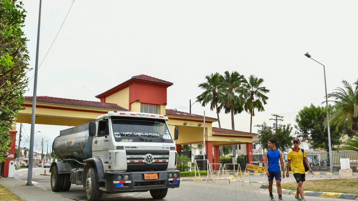Hecho. La semana pasada, tres días duró el corte de agua en algunas zonas de La Aurora. Tanqueros entrando y saliendo de las urbanizaciones fue el común denominador. 