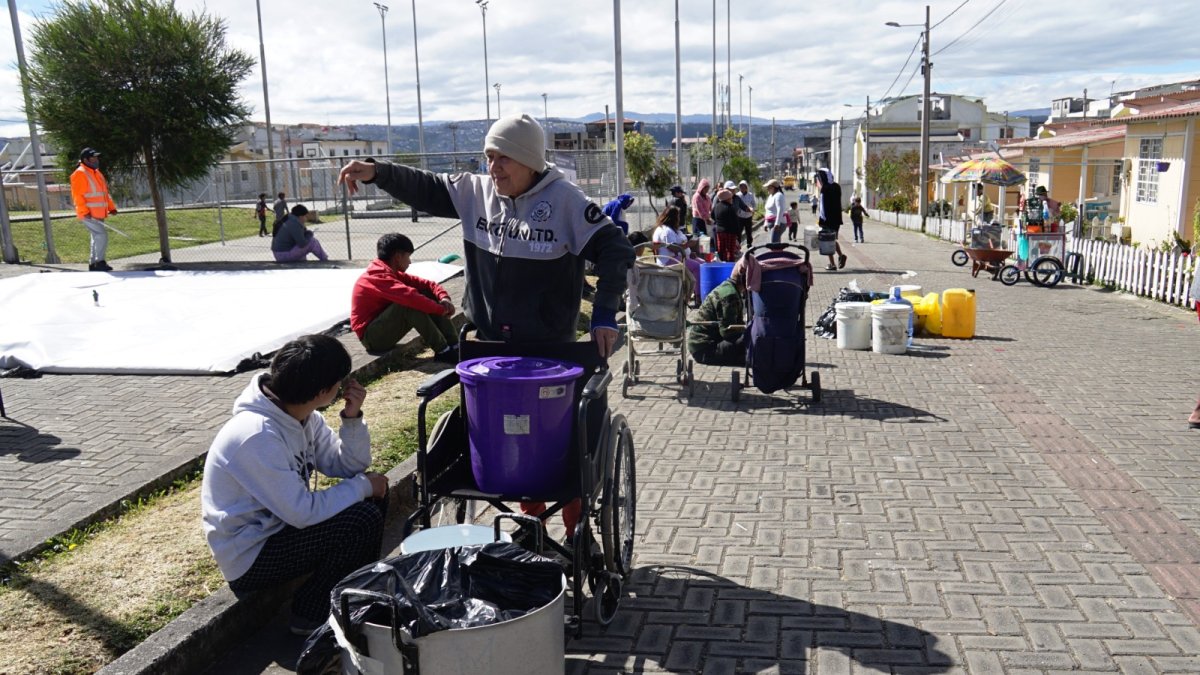 Caso. Vecinos forman largas filas a la espera de tanqueros. Llevan el agua en sillas de ruedas.