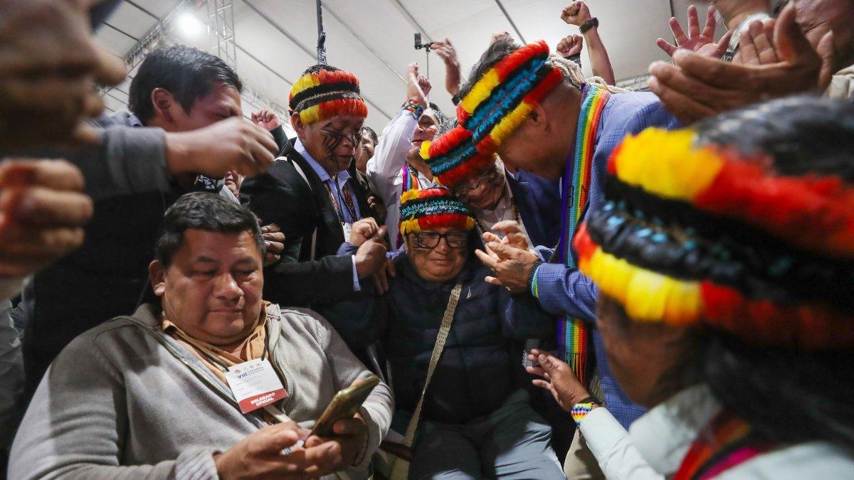 Marlon Vargas (c), nominado por la Confeniae, celebra tras ser elegido nuevo presidente de la Confederación de Nacionalidades Indígenas del Ecuador (Conaie).