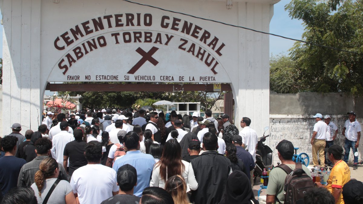 Cientos de personas se congregaron en el Cementerio General Sabino Torbay Zahul.