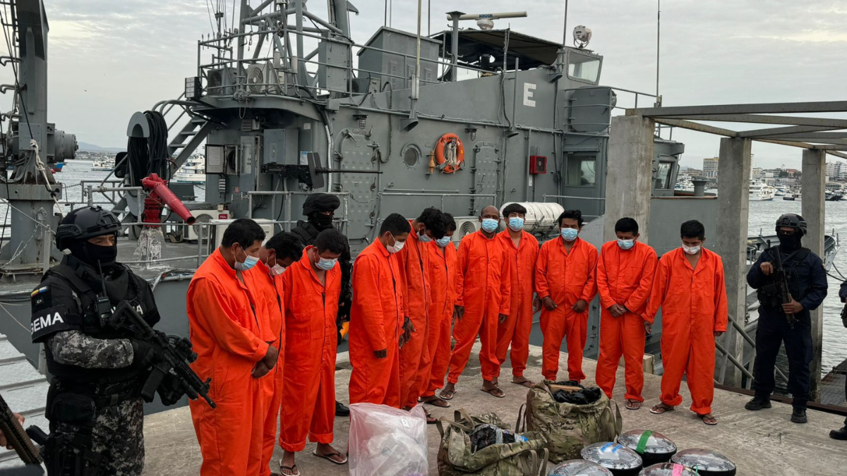Detenidos presentados en el puerto de Manta tras operativo internacional antidrogas.