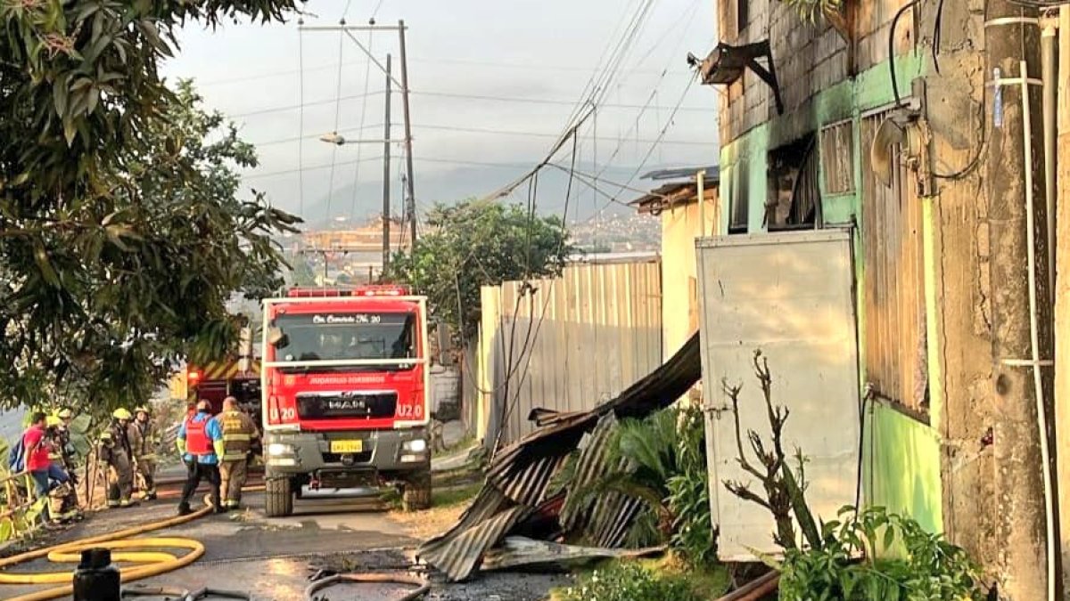 Un incendio se registró en un inmueble ubicado en el noroeste de Guayaquil, la madrugada de este martes 22 de julio.