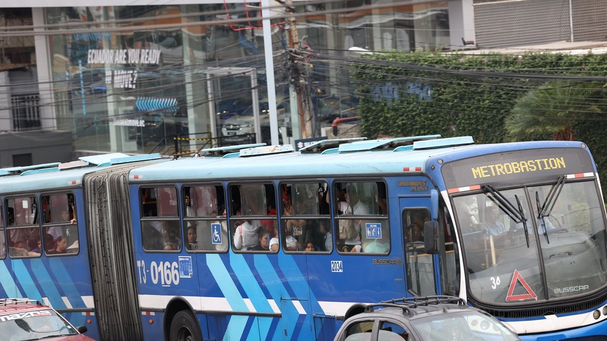 Una unidad de la Metrovía recorriendo el norte de Guayaquil.