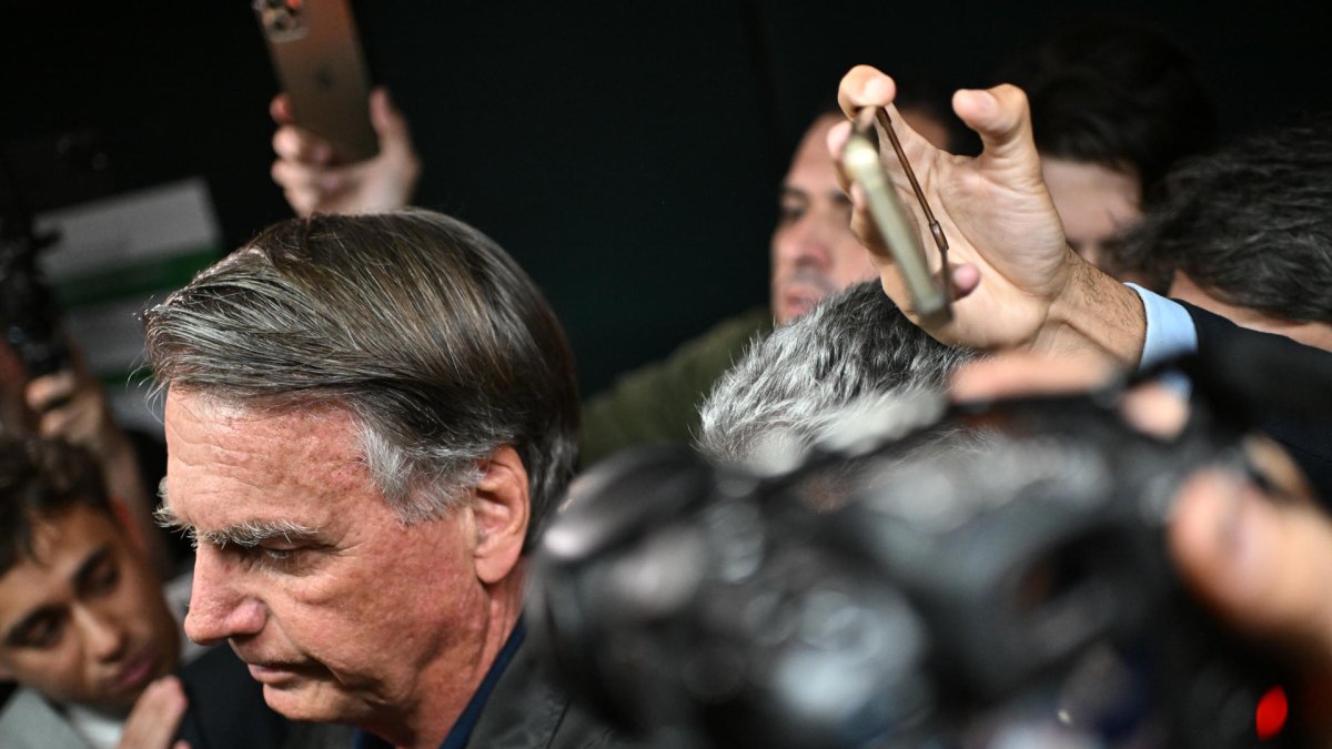 El expresidente de Brasil Jair Bolsonaro camina a su salida tras una reunión con congresistas de la oposición este 21 de julio de 2025.