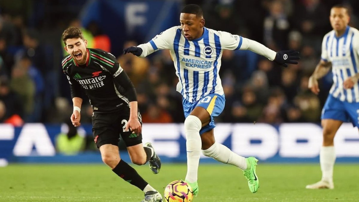 Pervis Estupiñán se ganó el puesto como titular indiscutible en Brighton.