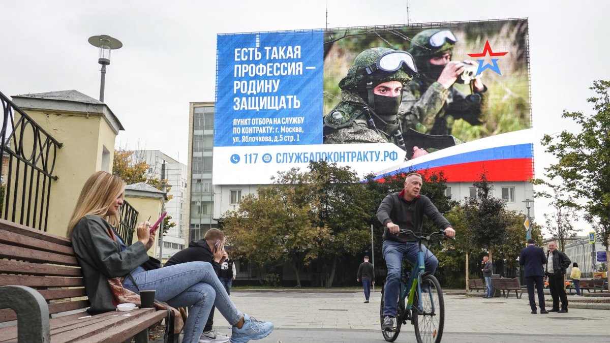 Una gran pantalla que anuncia el servicio militar obligatorio en Moscú, Rusia, 21 de septiembre de 2023.