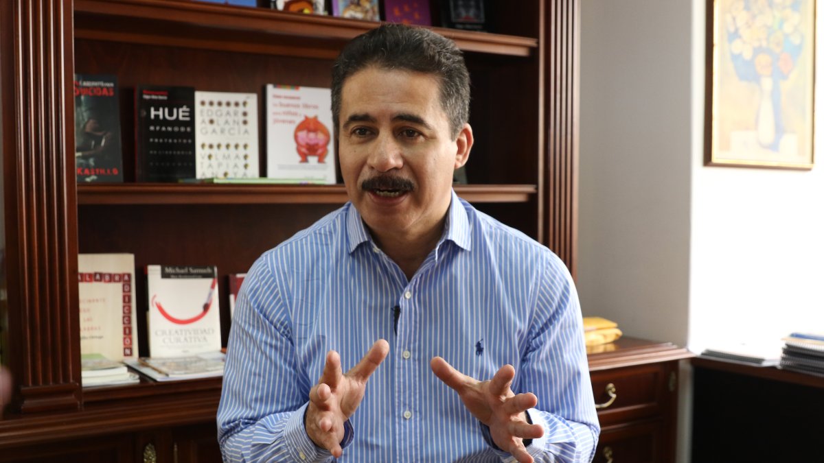 García es autor de obras para niños y adolescentes, entre ellas Rebululú, Patatús y Cazadores de sueños.