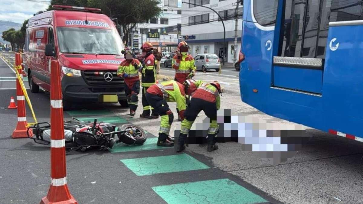 Un motociclista falleció tras impactarse contra un autobús en Quito