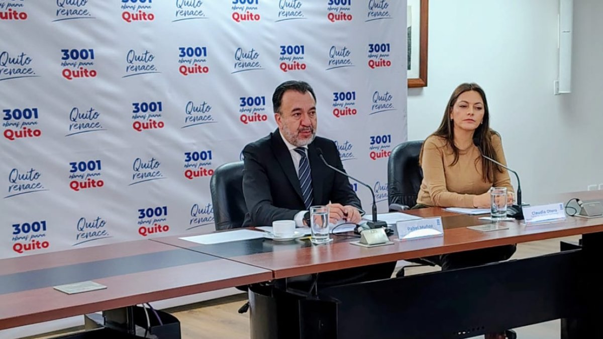 Pabel Muñoz durante una rueda de prensa este 22 de julio, junto a Verónica Sánchez, gerente de Epmaps.