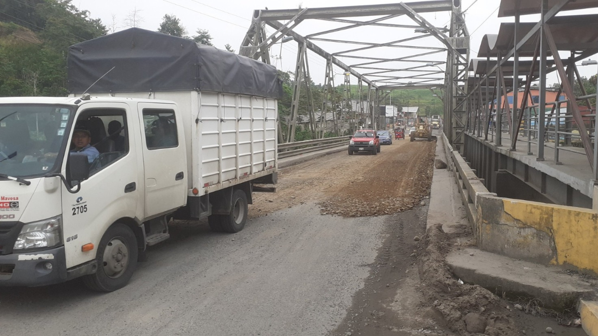 El puente sobre el río Viche muestra visibles signos de deterioro; la comunidad exige soluciones definitivas.