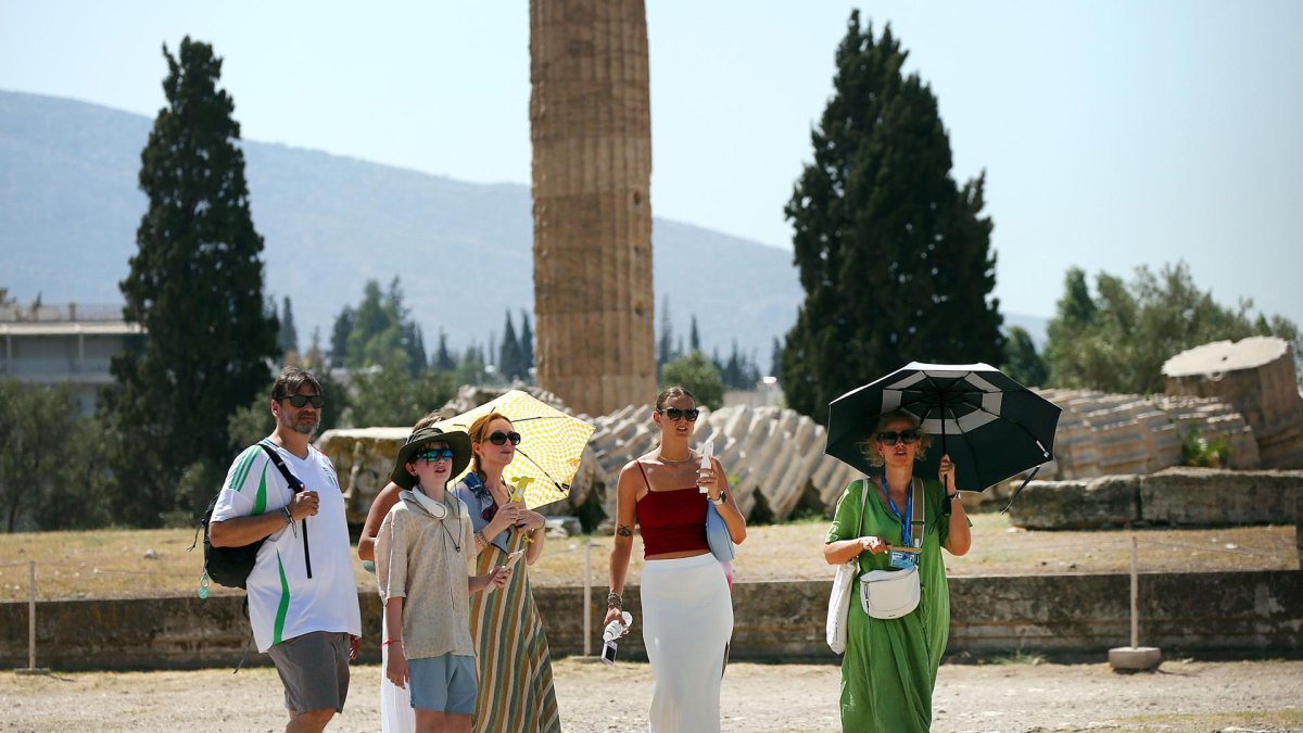 Imagen de este martes 22 de julio de 2025, de varios turistas visitando el Templo de Zeus Olímpico en Atenas, Grecia.