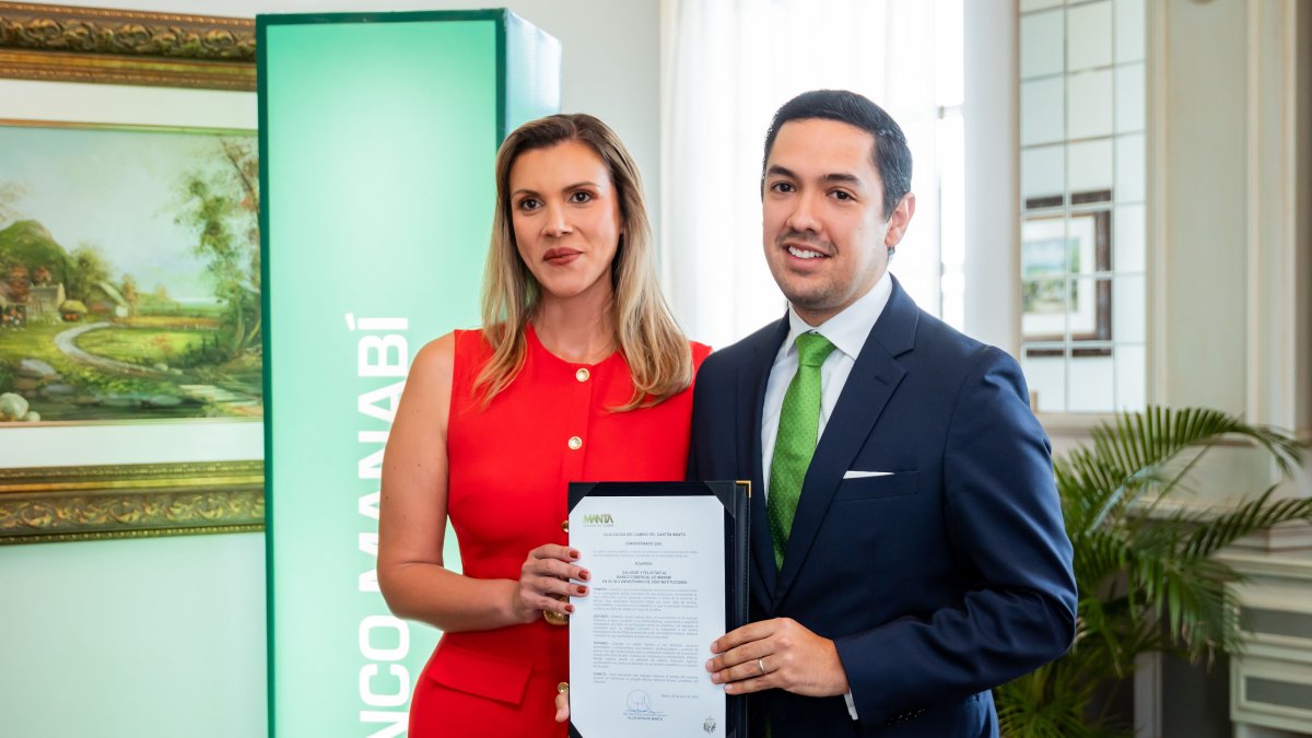 Alcaldesa de Manta,Marciana Valdivieso y Marcos Miranda B., presidente del Directorio.