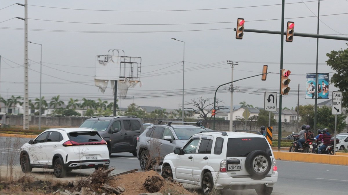 Infracciones. A diario, vehículos que salen desde la urbanización Málaga 1 circulan en contravía por un improvisado carril de servicio en el kilómetro 12,5 de la vía a Salitre.