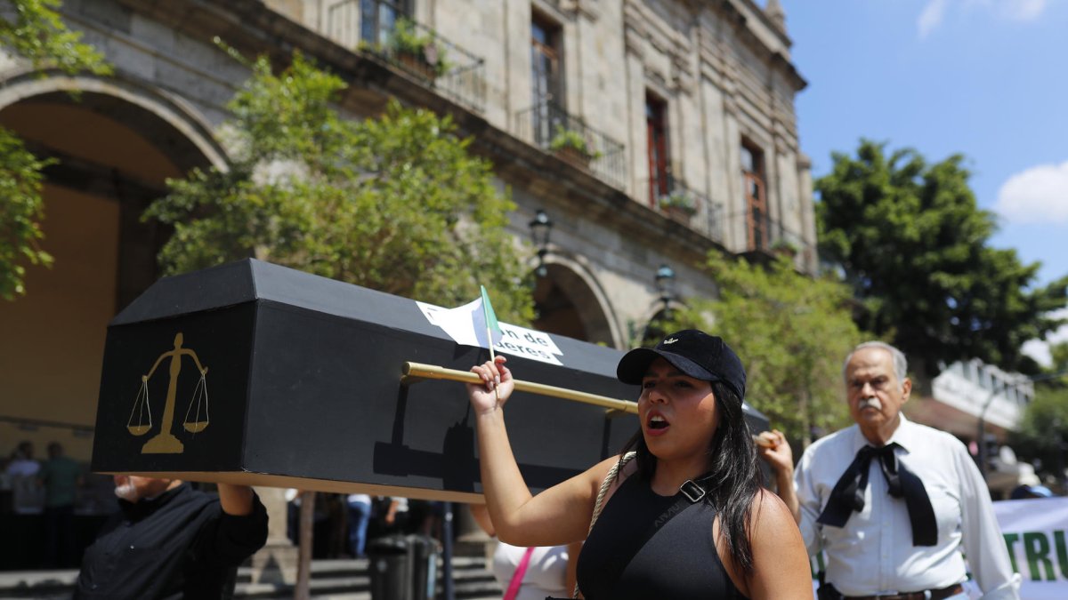 Personas que protestan contra las elecciones judiciales, en Guadalajara (México).