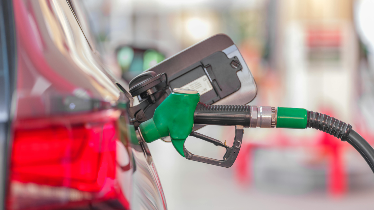 Estaciones del sur de Quito reportan venta racionada de gasolina Extra debido a restricciones en la terminal de El Beaterio.