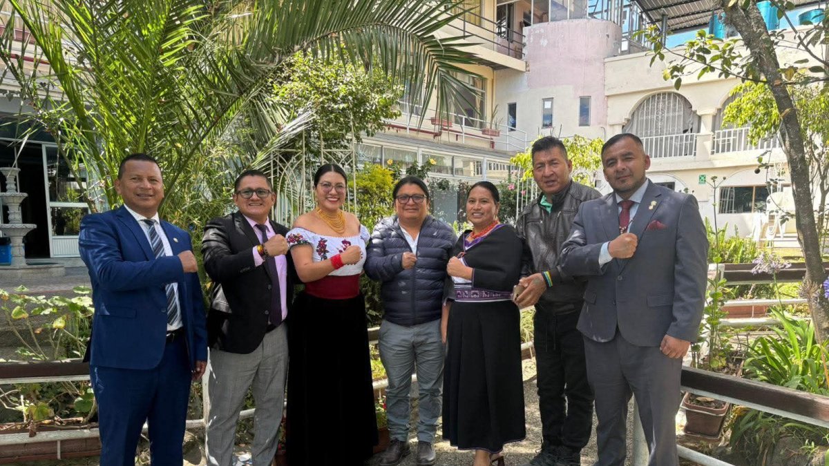 Los asambleístas que fueron expulsados por la Conaie aparecen en una foto con Marlon Vargas, tras congreso