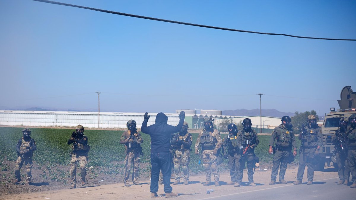 Funcionarios federales de inmigración realizan redadas en dos granjas en el sur de California, EE.UU., en una fotografía del 10 de julio de 2025.