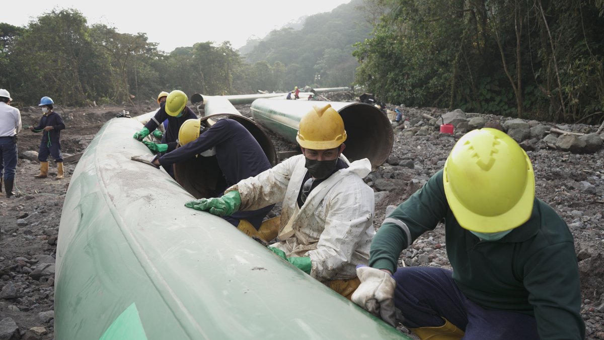 Trabajadores gestionan la rehabilitación de tubería petrolera  (imagen referencial).