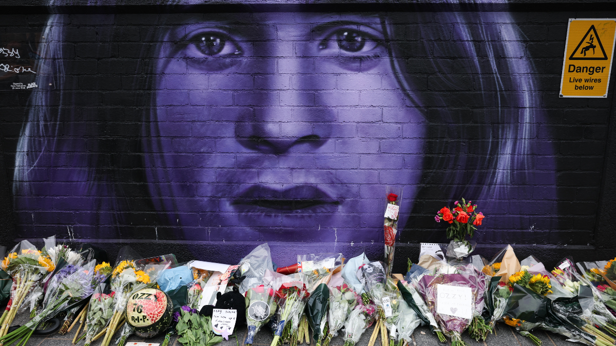 Luego de conocerse el fallecimiento de Ozzy Osbourne, sus fans dejaron ofrendas en el Muro de Black Sabbath en Birmingham, Reino Unido.