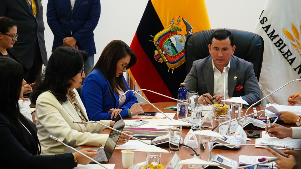 El presidente de la Comisión de Fiscalización Ferdinan Álvarez dió paso para escuchar en la mesa al sentenciado por delincuencia organizada Daniel Salcedo.