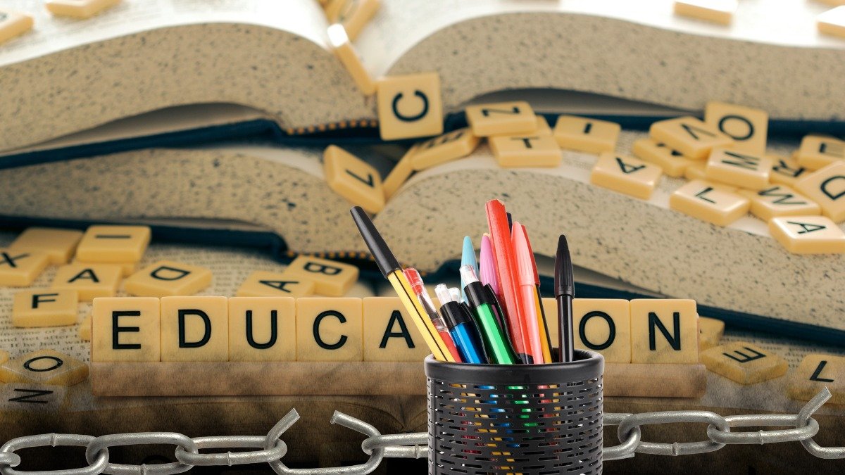 Ecuador mantiene un currículo estatal obligatorio incluso en planteles privados, según el estudio