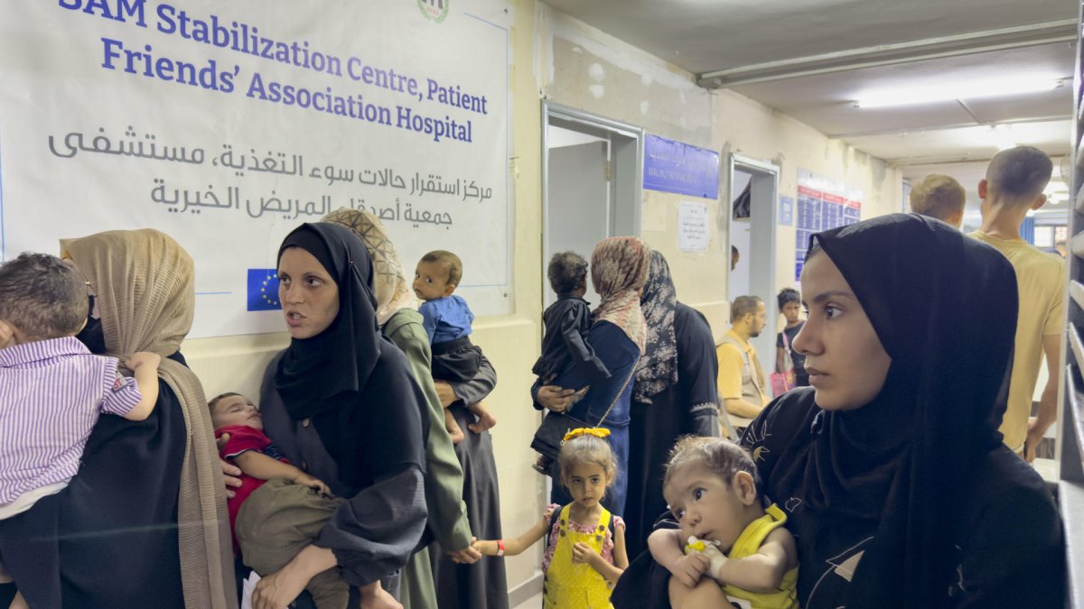 El Hospital de la Sociedad Benéfica de Amigos del Paciente de Ciudad de Gaza  atestado de madres ojerosas y niños con desnutrición.