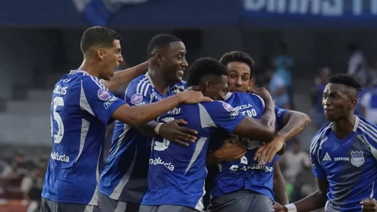 Jugadores de Emelec celebraron la victoria en el estadio Capwell.