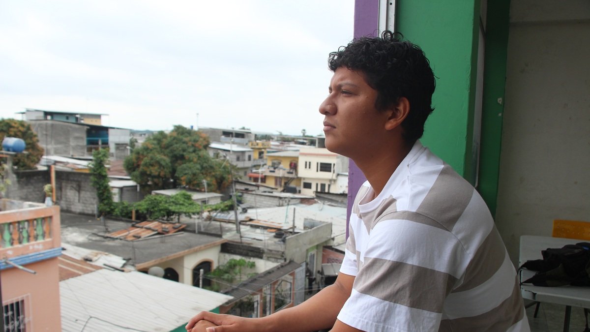 Eric Salinas, joven guayaquileño que aporta a su comunidad en el sur.
