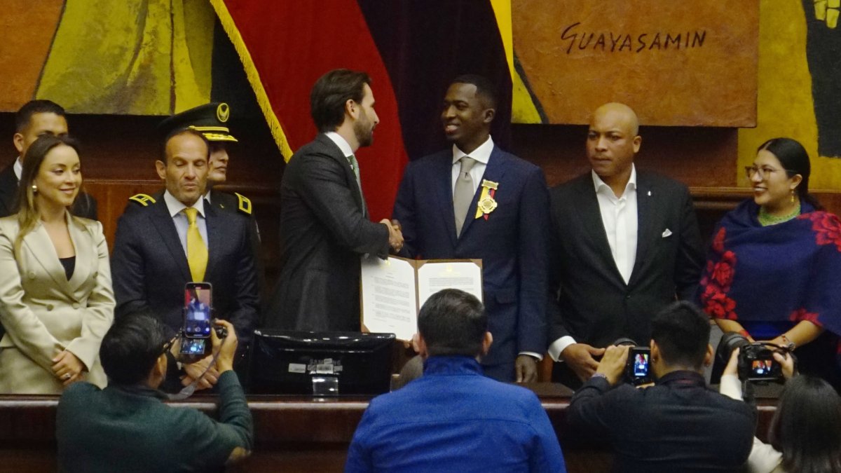Willian Pacho, luego de recibir la medalla Vicente Rocafuerte al Mérito Deportivo en la Asamblea, de manos Niels Olse, presidente del legislativo.