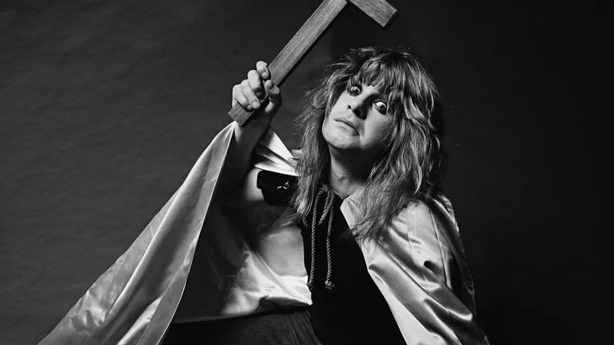 Ozzy Osbourne vivió una infancia difícil, pero logró hacerse un nombre importantísimo en la industria musical, el que acompañó con una imagen de caos y rebledía, además de una gran fortuna.