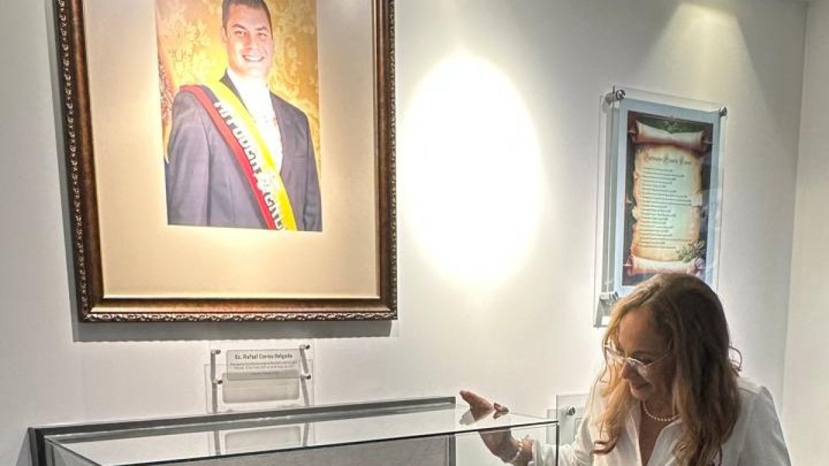 Pierina Correa asistió con su madre al reconocimiento que hizo la UESS al expresidente Rafael Correa, a quien incluyó en su museo de expresidentes.