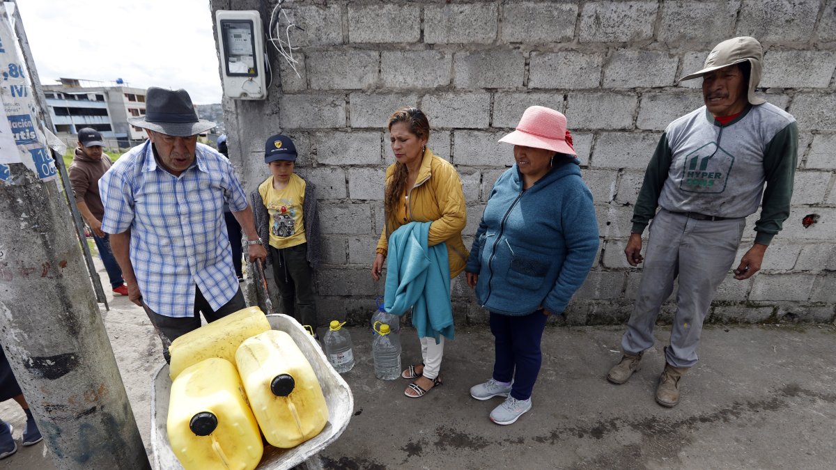 Los vecinos trasladaban en carretilla los contenedores con agua potable.