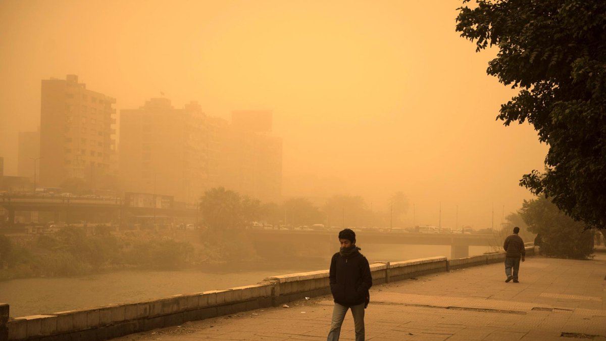 Un hombre sale a caminar durante una tormenta de arena en El Cairo, Egipto.