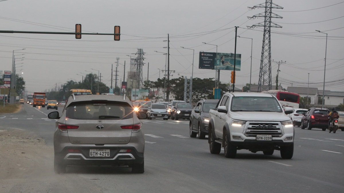 A diario, vehículos circulan en contravía en el kilómetro 12,5 de la vía a Salitre.