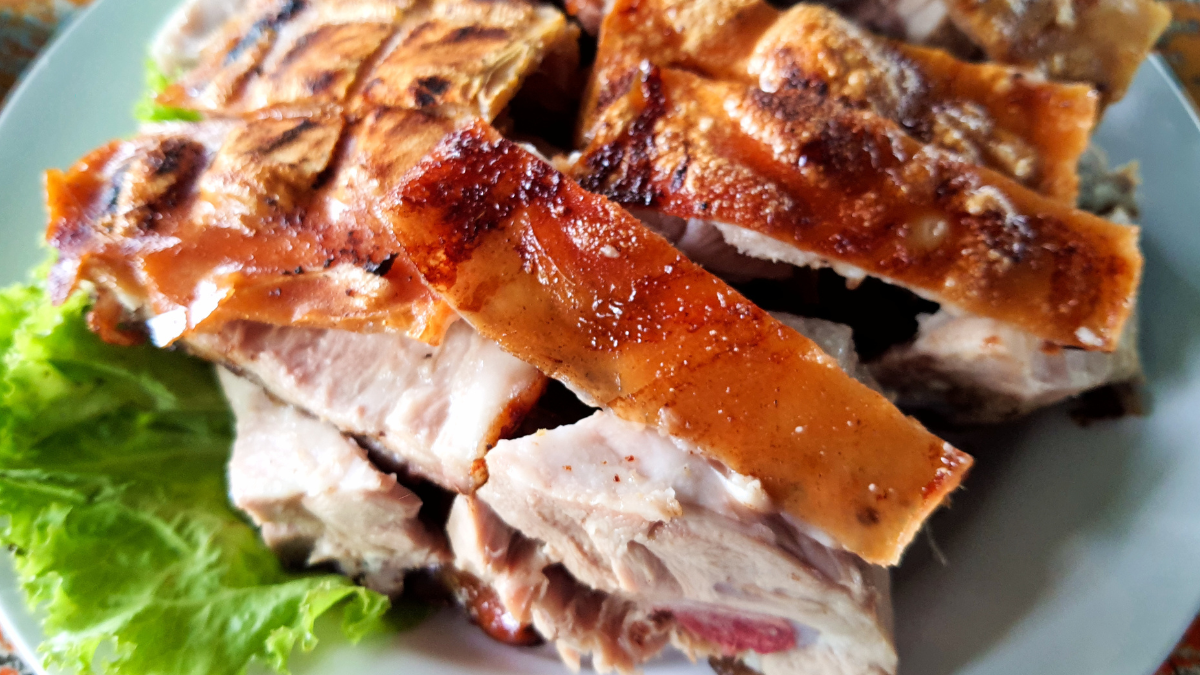 El hornado, con todos los juguetes, será uno de los platos más buscados en Raíces 2025.