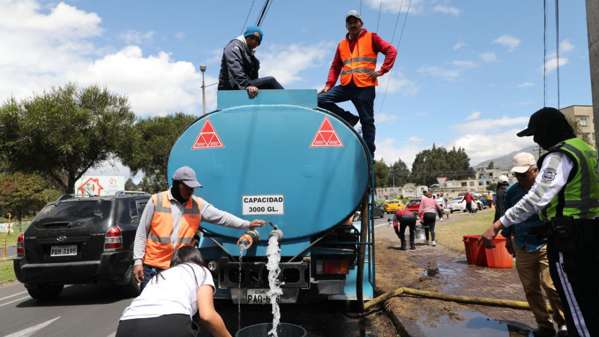Moradores se abastecían de agua potable en los puntos de distribución alternativos.