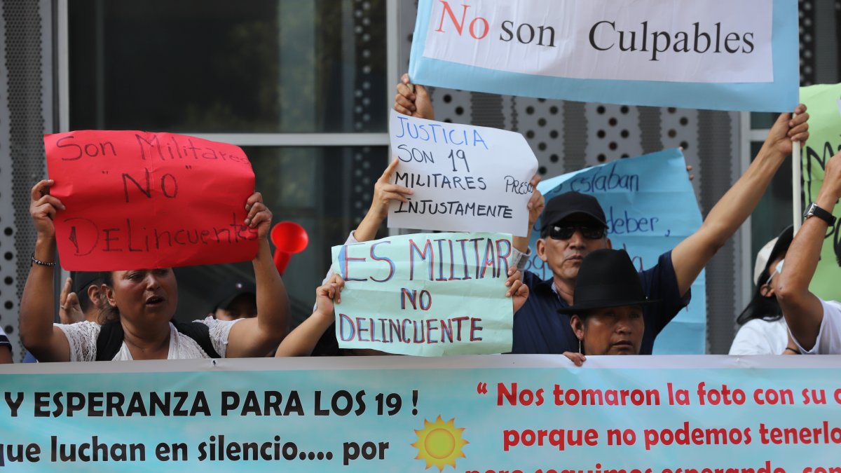 Familiares protestaron afuera del complejo judicial exigiendo justicia para los militares