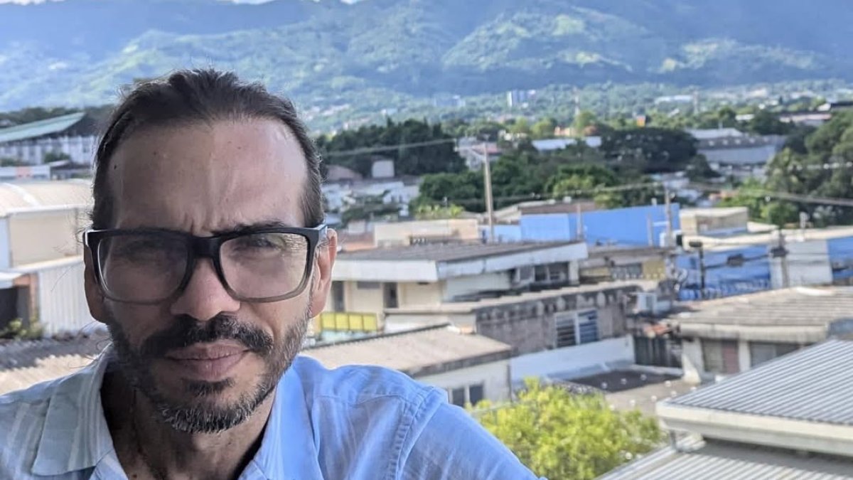 Marcelo Naht tiene dos hermanas, Gabriela y Ana Paula.