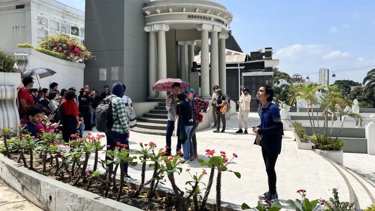 Recorrido. Estudiantes descansaron en la cima de una larga escalinata, junto al edículo del general Eloy Alfaro. Varios aprovecharon para fotografiar el sitio y admirar el paisaje.