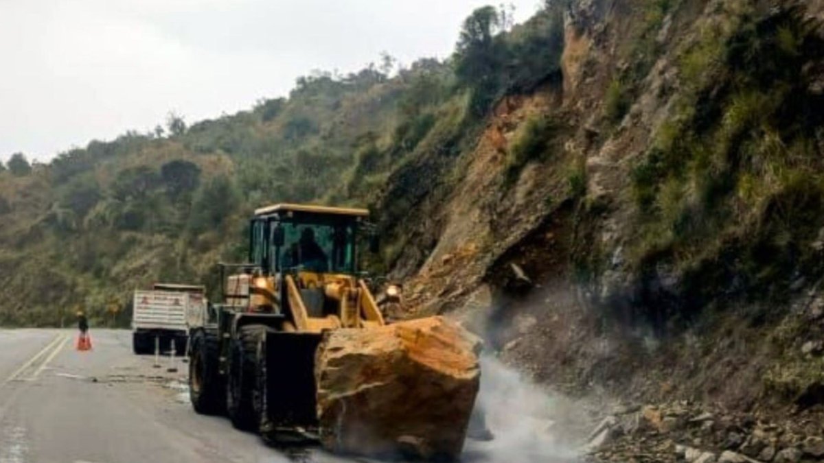 Limpieza. Grandes rocas y fango se removieron de la vía a Papallacta.
