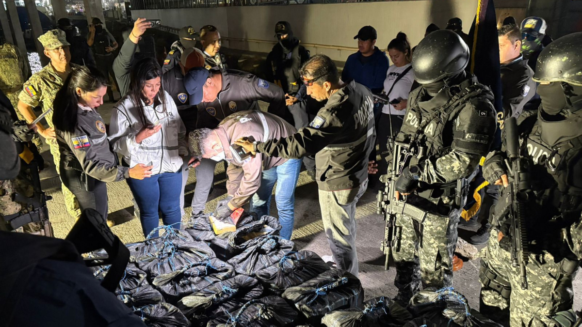 Operativo de la Armada frente a costas de Manta incauta 1,8 toneladas de cocaína valorada en 45 millones de dólares.