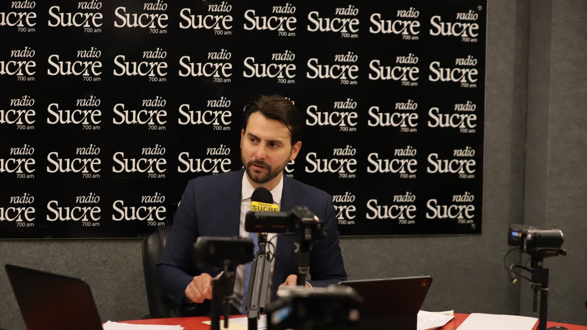 El presidente de la Asamblea, Niels Olsen, mantuvo un enlace radial este 24 de julio de 2025 con motivo de las fiestas de Guayaquil.