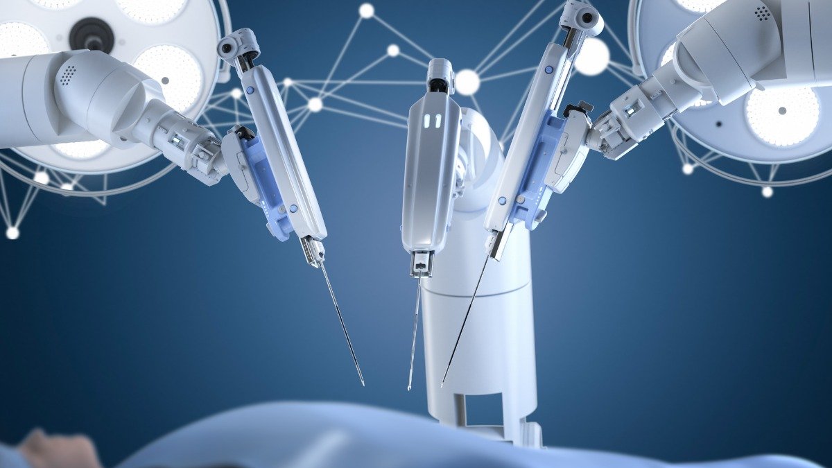 Foto referencial de robots realizando cirugías.