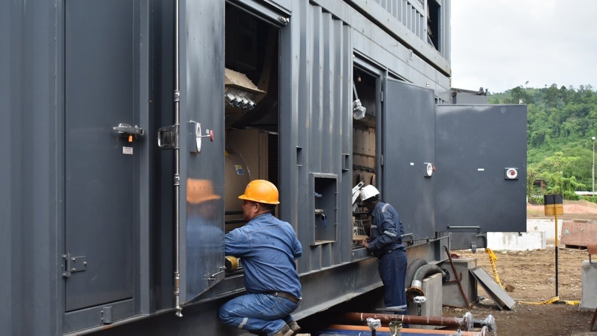 Los trabajos que se hacen para evitar que regresen los apagones a Ecuador.