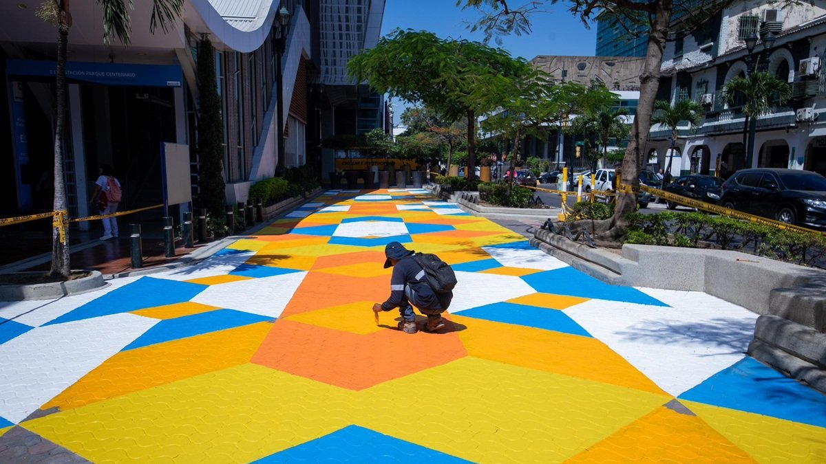 Un obrero pinta un mosaico sobre un tramo de la avenida 9 de Octubre entre Machala y Quito, en el centro de Guayaquil.