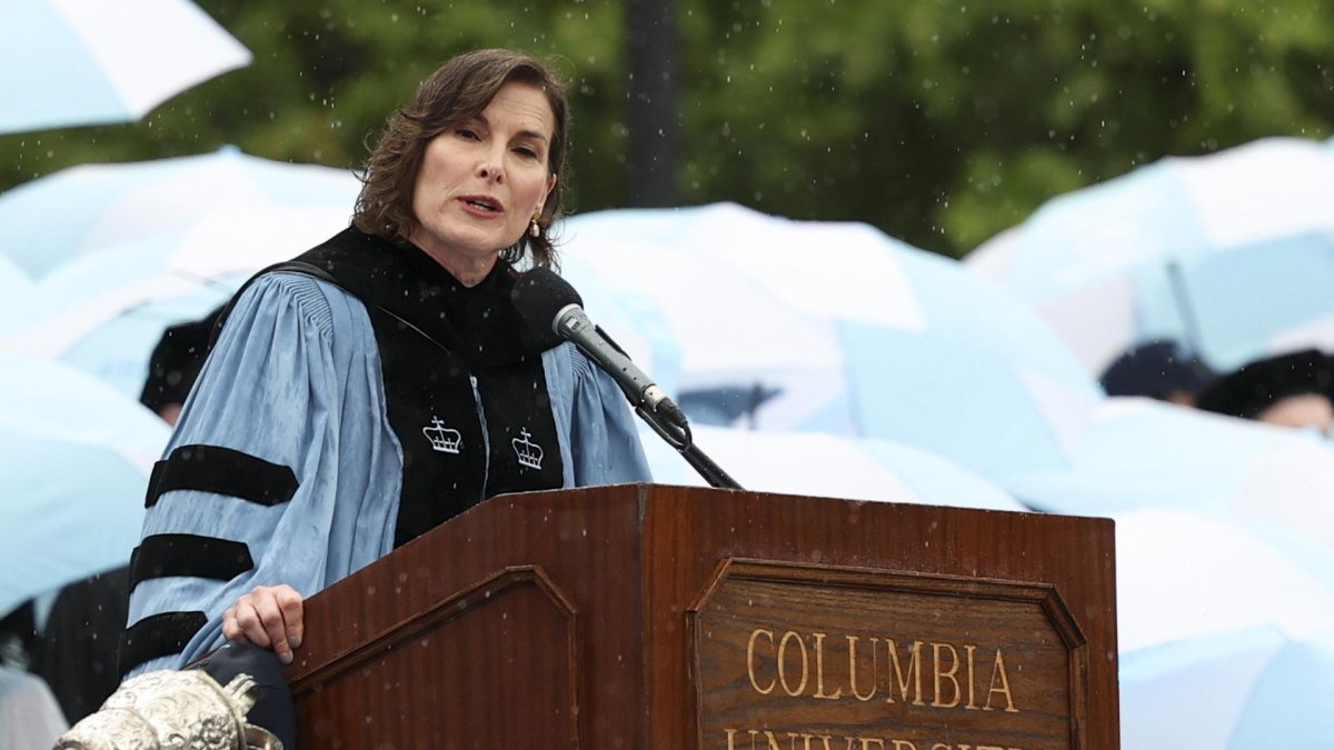 Foto de la presidenta interina de la Universidad de Columbia.