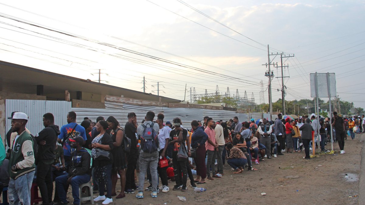 Migrantes hacen fila en Tapachula (México), en una fotografía de archivo.
