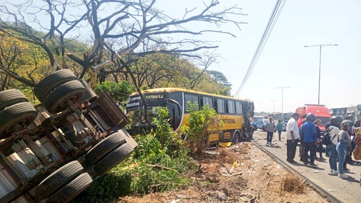 Un contenedor y dos buses escolares están involucrados en el accidente en la vía Perimetral, la tarde de este jueves 24 de julio.